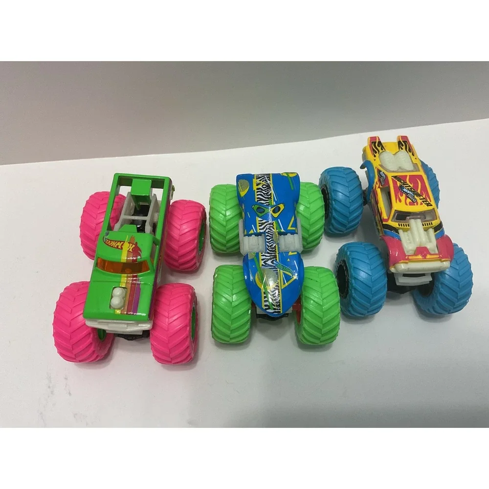 Hot Wheels‎ Monster Trucks Glow in the Dark 3 Pack Green Blue Yellow 1:64 Scale